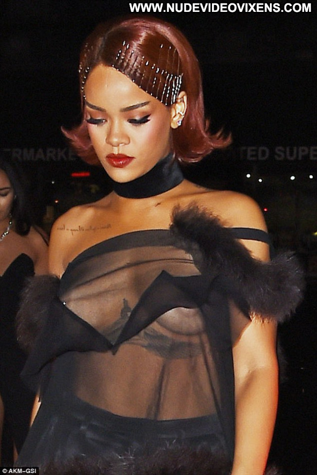 Rihanna New York American Beautiful Singer Celebrity Posing Hot Babe