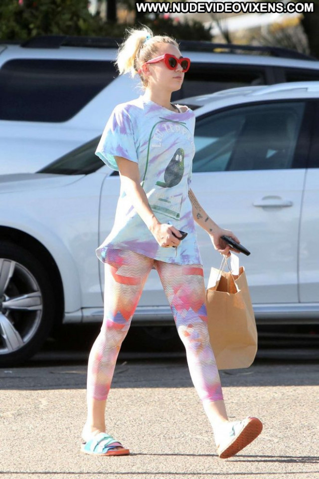 Miley Cyrus Malibu Celebrity Babe Paparazzi Mali Beautiful Posing Hot