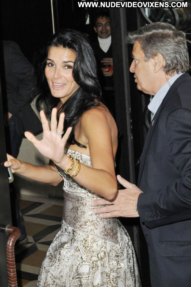 Angie Harmon Posing Hot Nyc Beautiful Celebrity Paparazzi Babe Doll