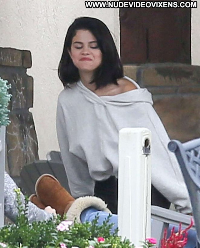 Selena Gomez Babe Black Beautiful Jeans Celebrity Posing Hot