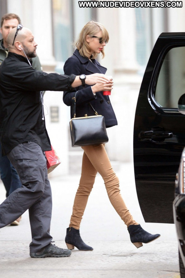 Taylor Swift New York Posing Hot Apartment Paparazzi New York Babe