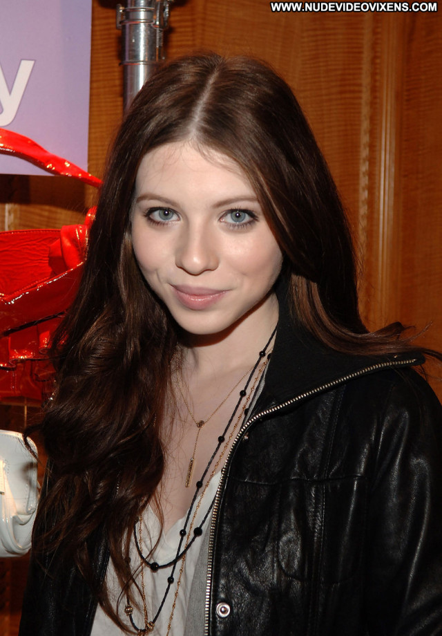 Michelle Trachtenberg New York Posing Hot Babe Celebrity Club