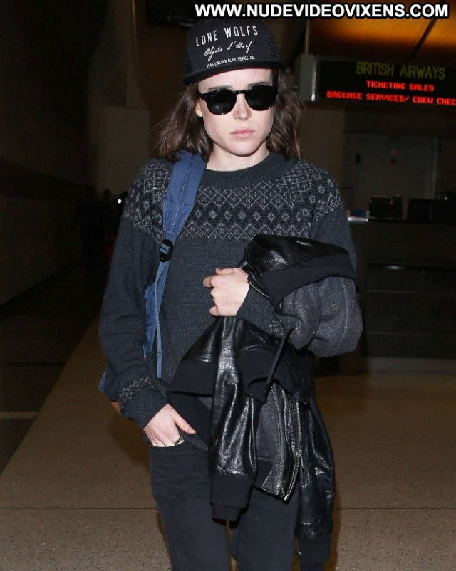 Ellen Page Lax Airport Lax Airport Paparazzi Celebrity Babe Posing