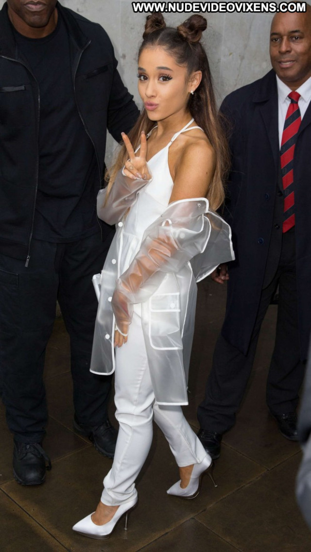 Ariana Grande Celebrity Paparazzi Babe Beautiful Posing Hot London