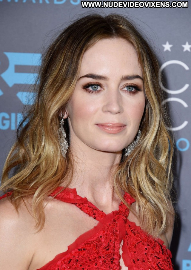 Emily Blunt Critics Choice Movie Awards Paparazzi Posing Hot Awards