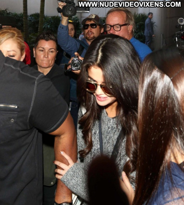 Selena Gomez Lax Airport Beautiful Lax Airport Babe Paparazzi Posing