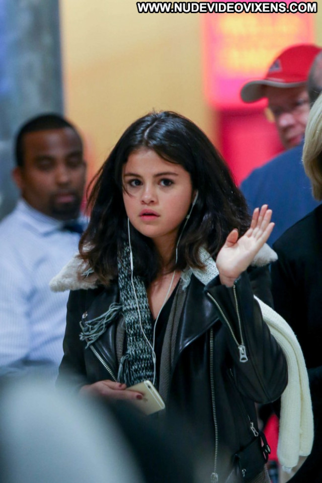 Selena Gomez Beautiful Celebrity Posing Hot Babe Paparazzi Famous Selena Gomez Beautiful Celebrity Posing Hot Babe Paparazzi Famous