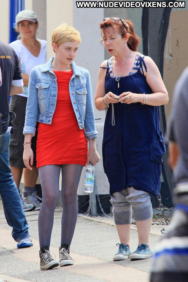 Dakota Fanning Now Is Good Celebrity Posing Hot Hot Paparazzi Babe