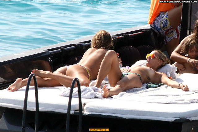 Sexy Joy Corrigan Shows Off Her Incredible Figure During A Boat Day In Mexico