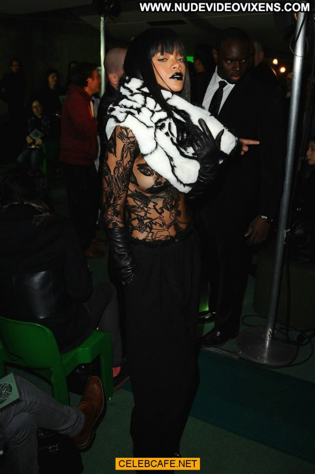 Rihanna Fashion Show Babe Celebrity Fashion Nude Tits Paris Posing