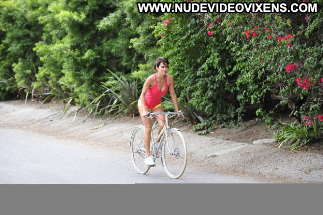 Brooke Burke Mali Celebrity Beautiful Babe Paparazzi Posing Hot Bike