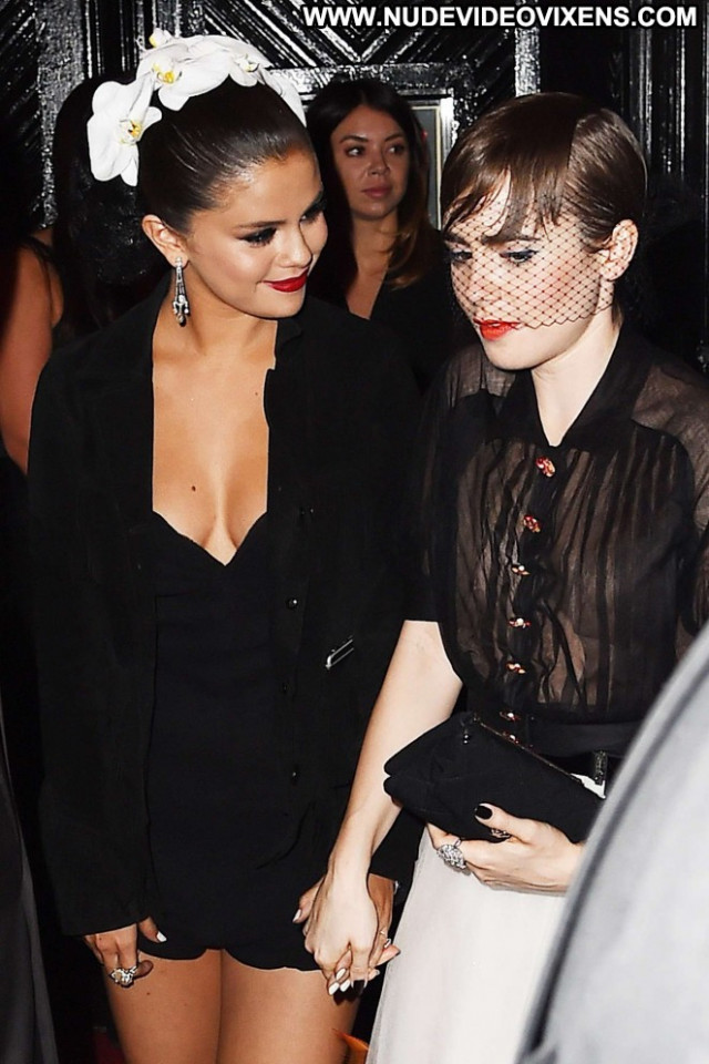 Selena Gomez New York Paparazzi Party New York Posing Hot Beautiful