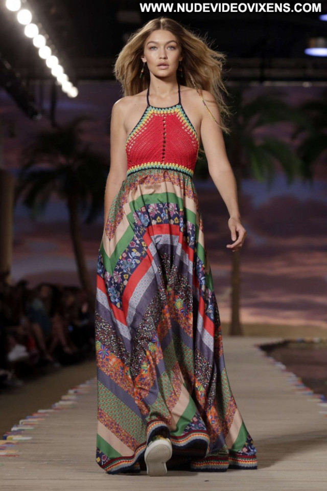 Gigi Hadid Fashion Show Posing Hot Fashion Celebrity Paparazzi