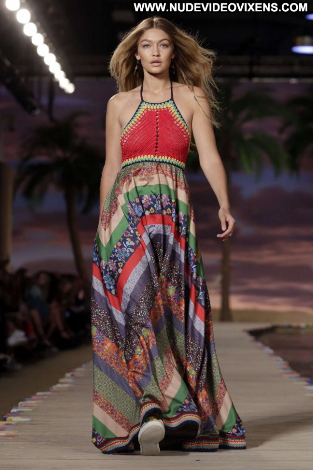 Gigi Hadid Fashion Show Posing Hot Fashion Celebrity Paparazzi