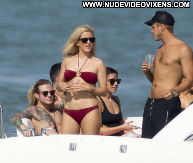 Ellie Goulding Posing Hot Paparazzi Celebrity Babe Beautiful Bikini