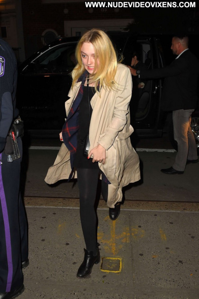 Dakota Fanning Babe Celebrity Paparazzi Beautiful Nyc Posing Hot