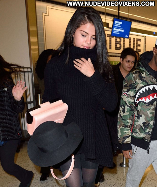 Selena Gomez Jfk Airport In Nyc Celebrity Paparazzi Nyc Posing Hot