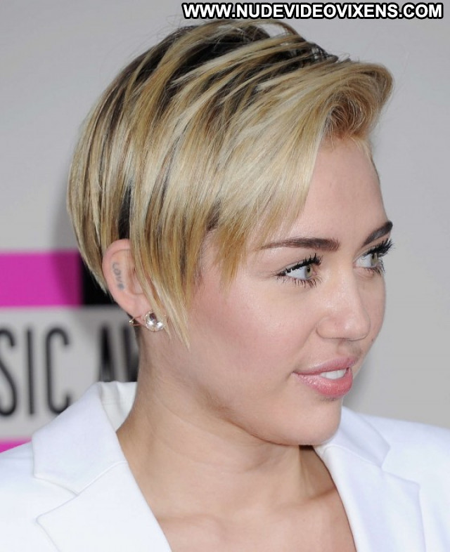 Miley Cyrus American Music Awards Beautiful Paparazzi Posing Hot