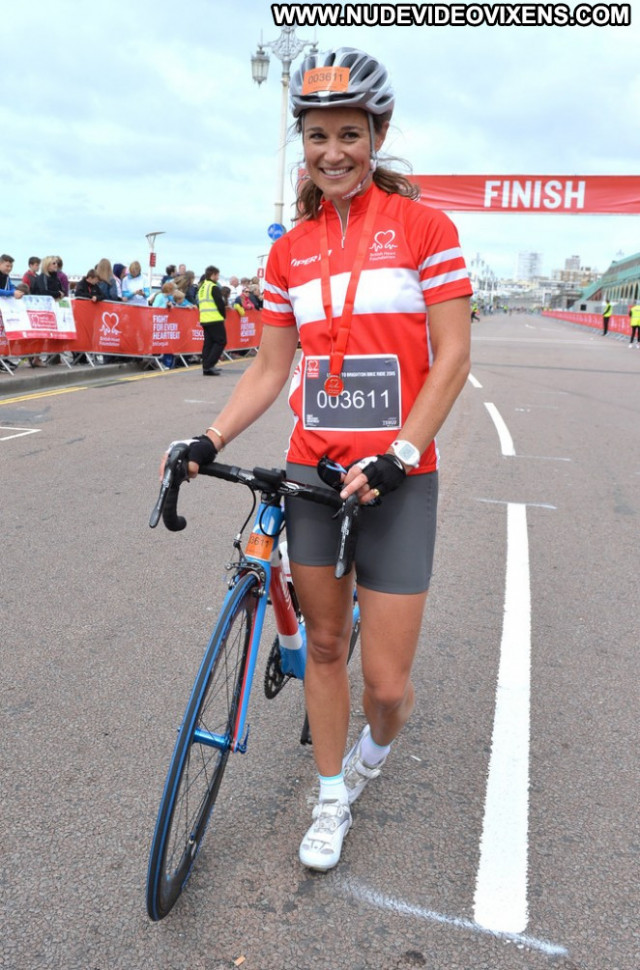 Pippa Middleton London To Brighton Posing Hot London Paparazzi Bike