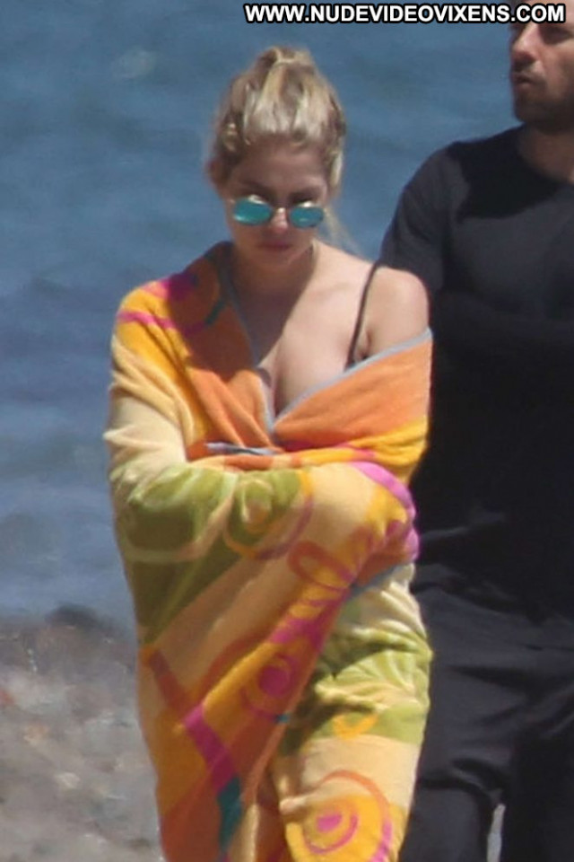 Vanessa Hudgens The Beach In Malibu Beach Posing Hot Babe Paparazzi