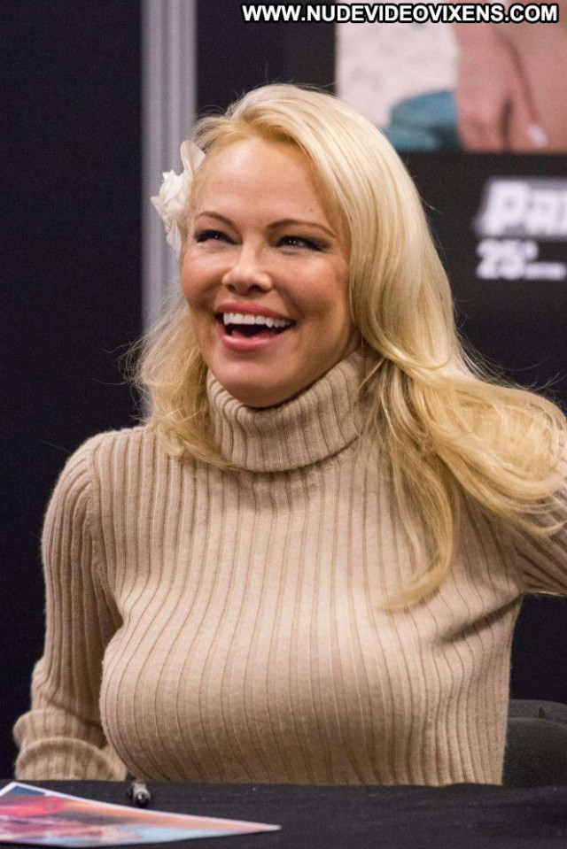 Pamela Anderson Posing Hot Celebrity Beautiful Paparazzi