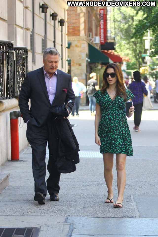 Alec Baldwin No Source Posing Hot Babe Beautiful Nyc Paparazzi