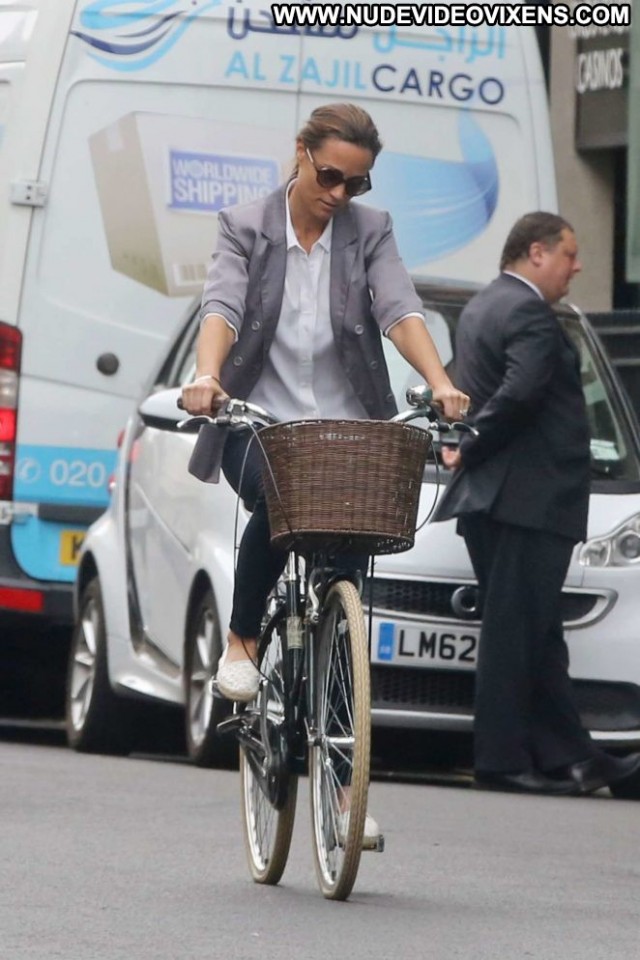 Pippa Middleton No Source Posing Hot Babe Beautiful Bike Celebrity