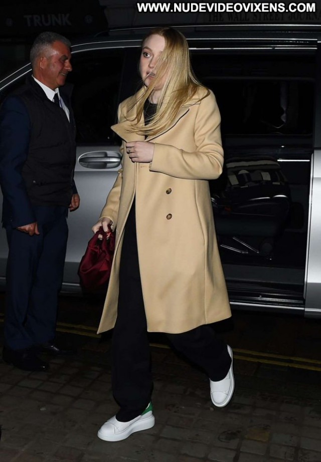 Dakota No Source London Posing Hot Babe Paparazzi Beautiful Celebrity